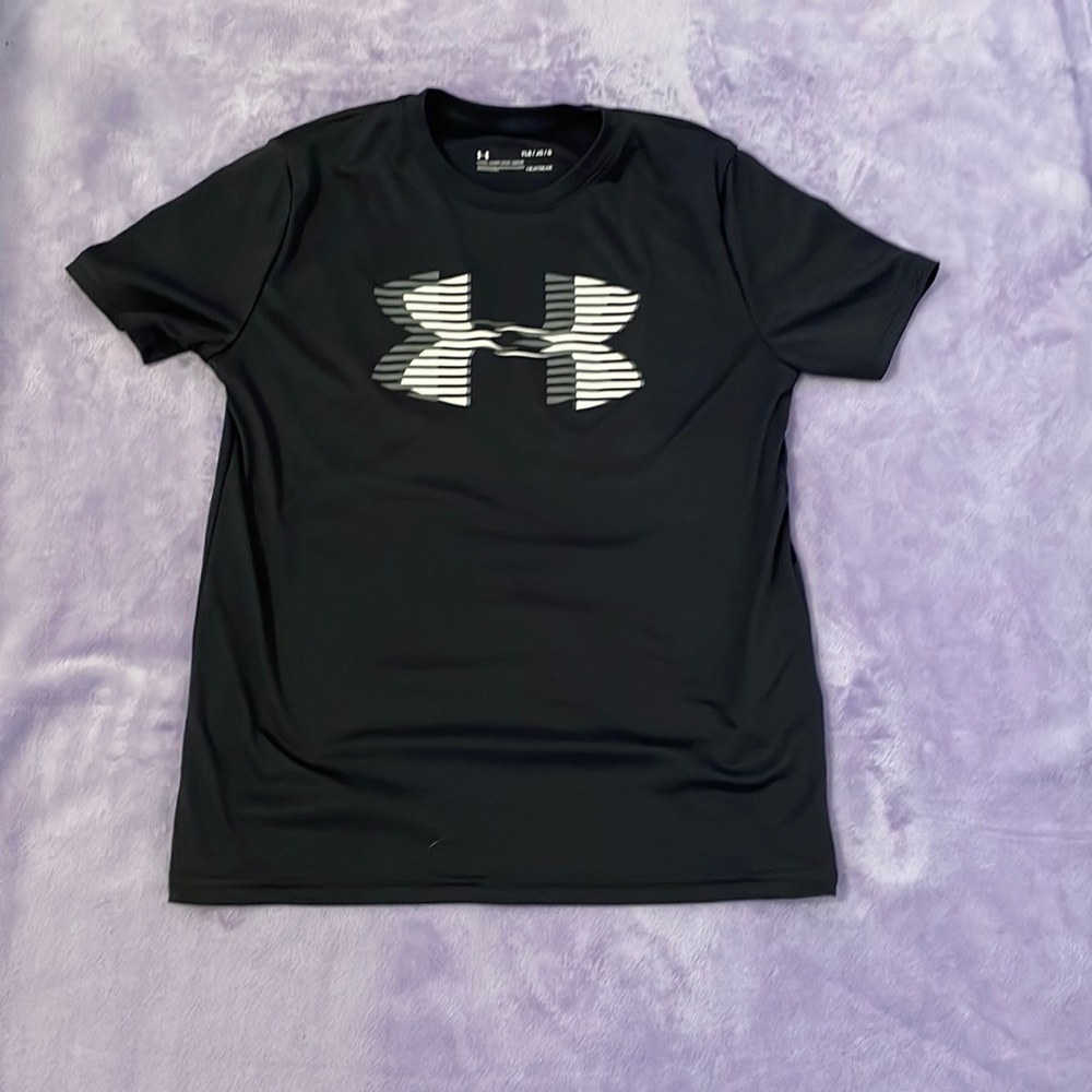 Boys medium black under armor shirt.